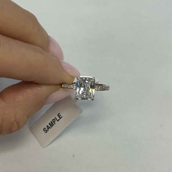 🔹️Suzy Levian Sterling Silver White Radiant Cut CZ Engagement Ring NWT Size #7 - Picture 2 of 5